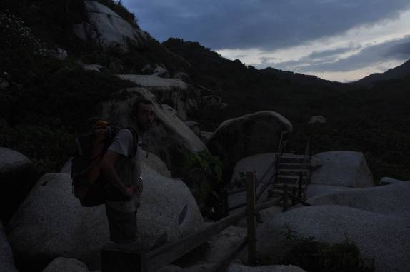 Metade da trilha e o céu já ficava escuro durante caminhada no Parque Nacional Tayrona, no litoral norte da Colômbia